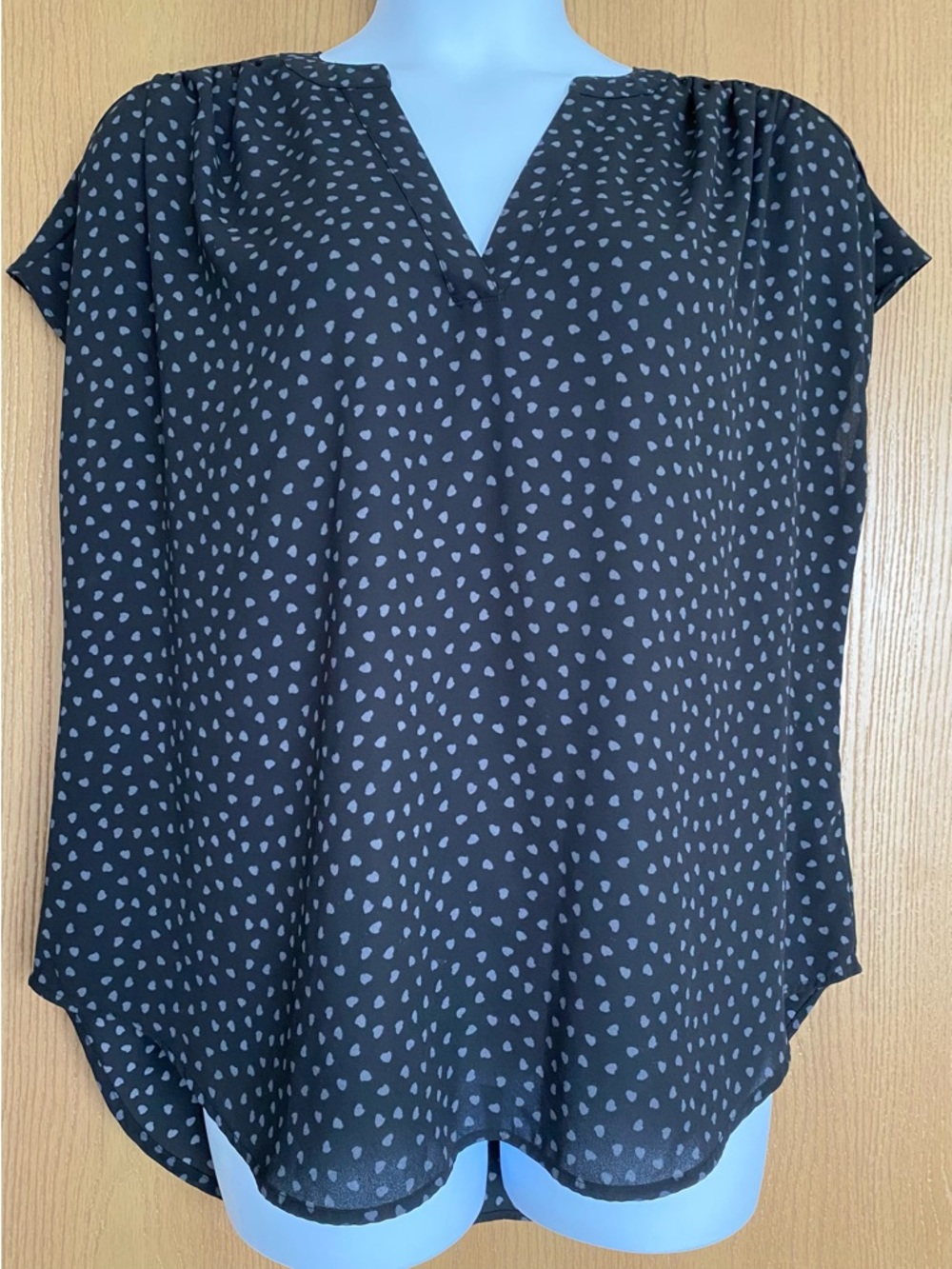 EVRI Black W/Gray Heart-Print V-Neck Women's Blouse -Size OX